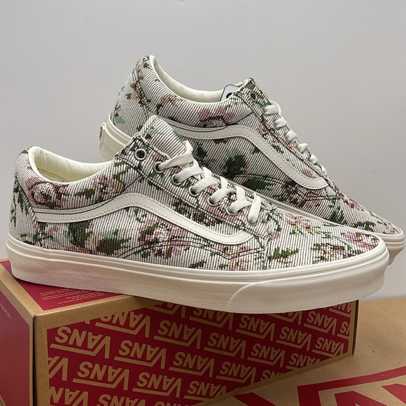 Vans Men’s Old Skool Tapestry Floral Marshmallow 
VN000CP5CCZ
Sneakers - Picture 7 of 16